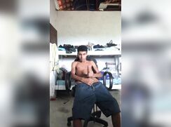 Bielzinho Garoto magro exibe seu pau enorme