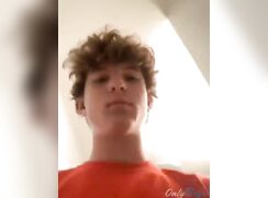 bored cute guy loking for someone to jerk off