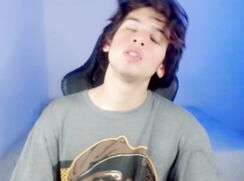 PRETTY COLOMBIANO JERKING OFF