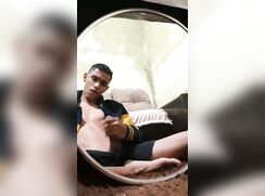 Menino masturbando em frente ao espelho