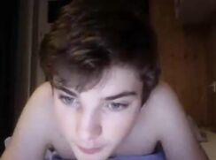 straight boy wanking in the same room than his friend