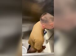 Deutscher Spion in der Toilette (4)