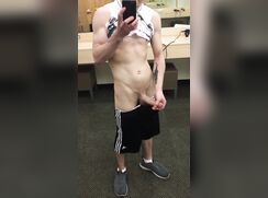 Garoto se masturbando no banheirão