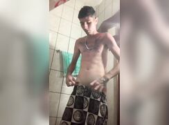 Novinho hidratando seu corpinho