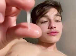 Zac_twink cums and play with it