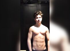 teenager Tor flexing