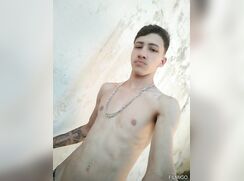 Garoto novinho masturbando gozando