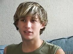 Steaming hot and sexy twink jerking. Oh so hot!!!