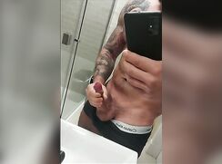 amateur jerk off session ripped guy in mirror