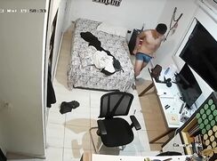 Chico solo con cámara espía