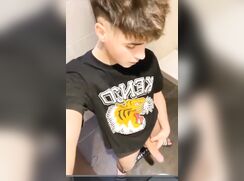 PRETTY LIAM JERKS OFF IN THE BATHROOM - CUM