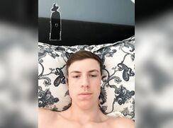 Hot twink moans and cums