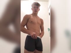 Muscled boy had a quick cumming