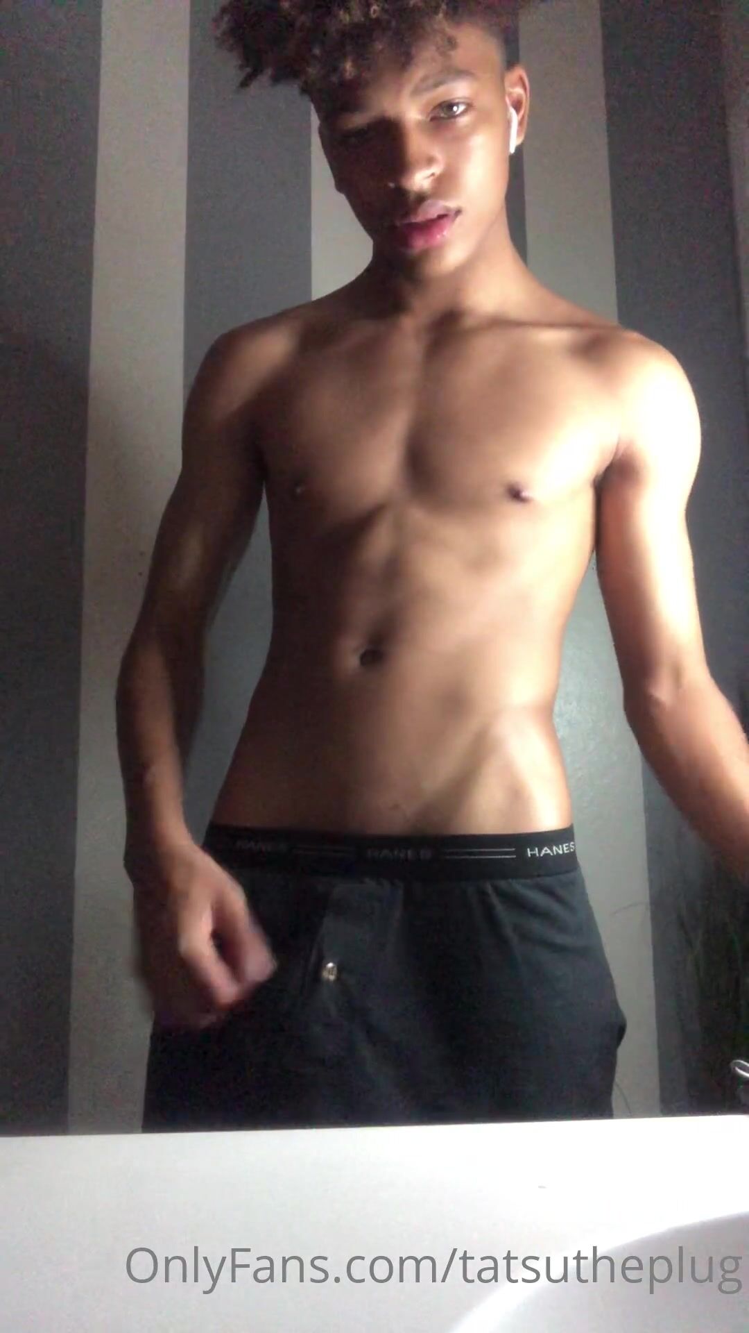 Tatsutheplug black muscle boy teases | GayBoysTube