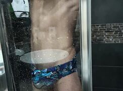 MENINO COM UM CASSETE ARRETADO NUMA BELA PUNHETA CAM PORN