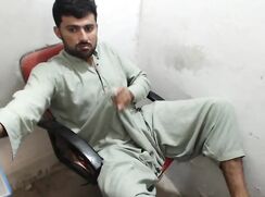 DUBAI GUY JERKS OFF IN HIS MOBIL PHONE SHOP