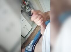 TEEN MASTURBATION ON TOILET AND CUMINNG RECORD