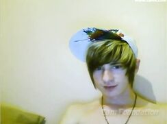 PRETTY UK TEEN JERKS OFF - CUM