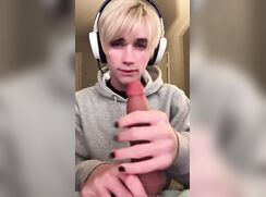 Boy Gamer And His Toy Cam Porn