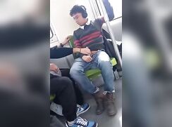 étudiants excités dans le métro en public h