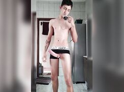 Garoto magro dotado gozando