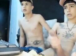 Garoto dotado masturbando no chat