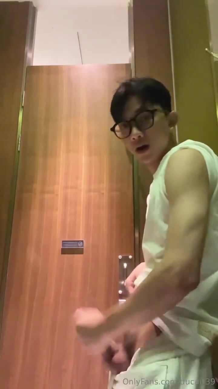 Imyour seven en el baño se la jala | GayPornTube