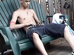 Derek masturbándose afuera