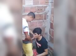 Hétéro latino teen sucks cock