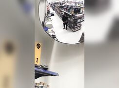 mano arriesgada en la tienda