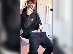 tiktok boy jerk off in sweatpants