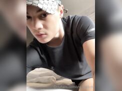 Connor Plug and Wank Solo Boys Porn