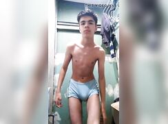 Garoto novinho magro exibisionista