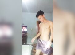 Short vid Latino with big boner dancing