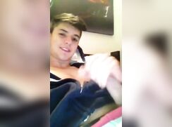 Teen twink cums all over himself