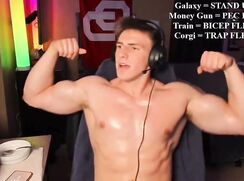 Streamer shows ⭐ breasts and muscles live and turns on the Internet