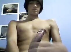 Huge muscle boy on webcam (no cum)
