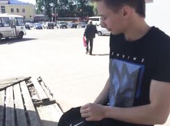 Beau gars nudiste se met à poil dans la rue