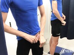 Calda ragazza in forma nel camerino