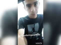 Camilo dotado fumando e masturbando