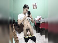 Franco garoto dotado gozando na punheta