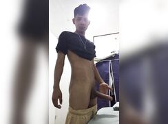 Jovem garoto brincando com seu pênis