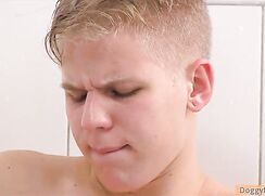 Branlette douche avec un minet sexy