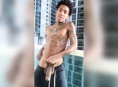 Garoto tatuado pauzudo exibisionista