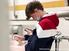 Hottie caught focused on his stuff Beautiful big dick!