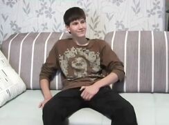 BOY MASTURBATES AND COMES SOLO PORN