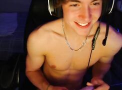 Sexy Hung str8 guy uses dildo and cums on cam