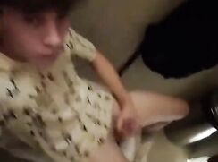 Tire sa crampe au chiottes