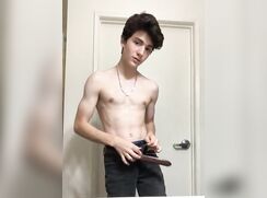 Short vid of muscle boy in black shirt stripping