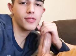 ANDREW SUCKS BIG BALLS